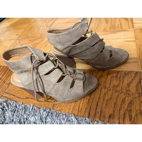 torrid Shoes - Torrid Tan Laceup Block Heel shoes size 8
